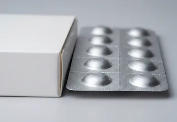 Illustrative unbranded blister strip and carton edge detail.