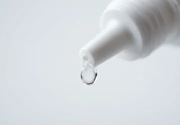 Illustrative unbranded eye-drop bottle tip detail.